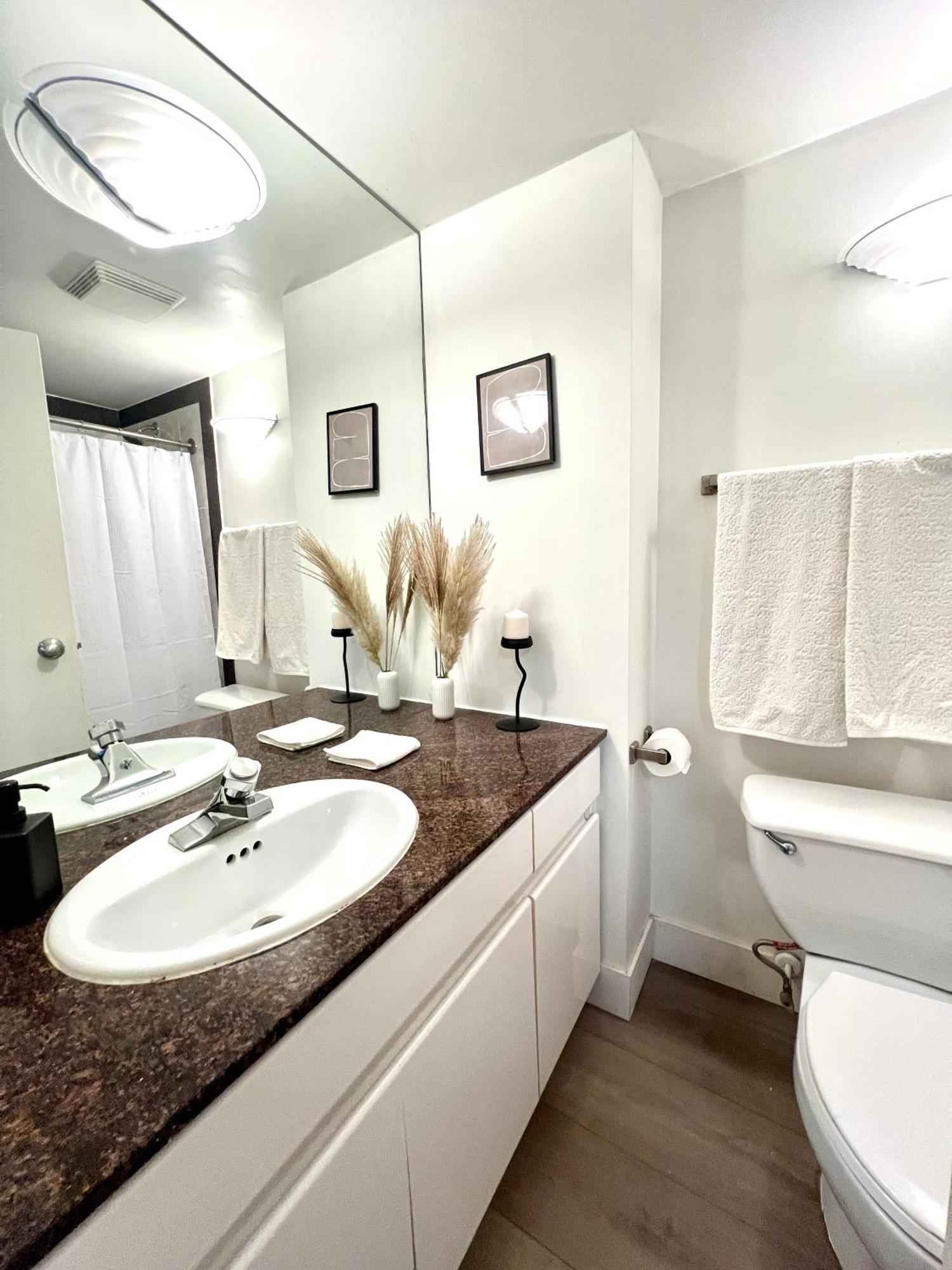Stunning Skyline Views In A Cozy And Stylish Abode Lägenhet Vancouver Exteriör bild