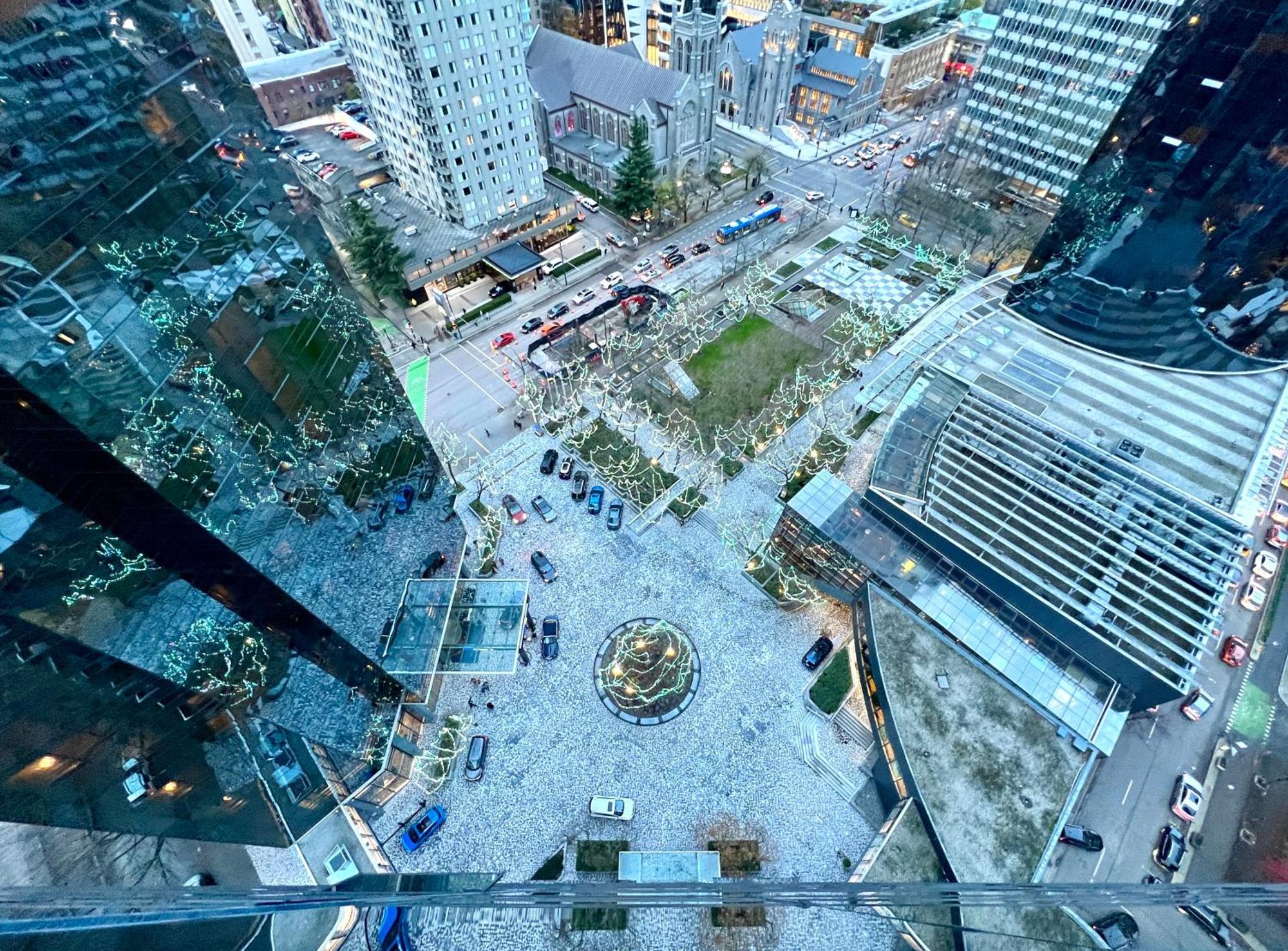 Stunning Skyline Views In A Cozy And Stylish Abode Lägenhet Vancouver Exteriör bild