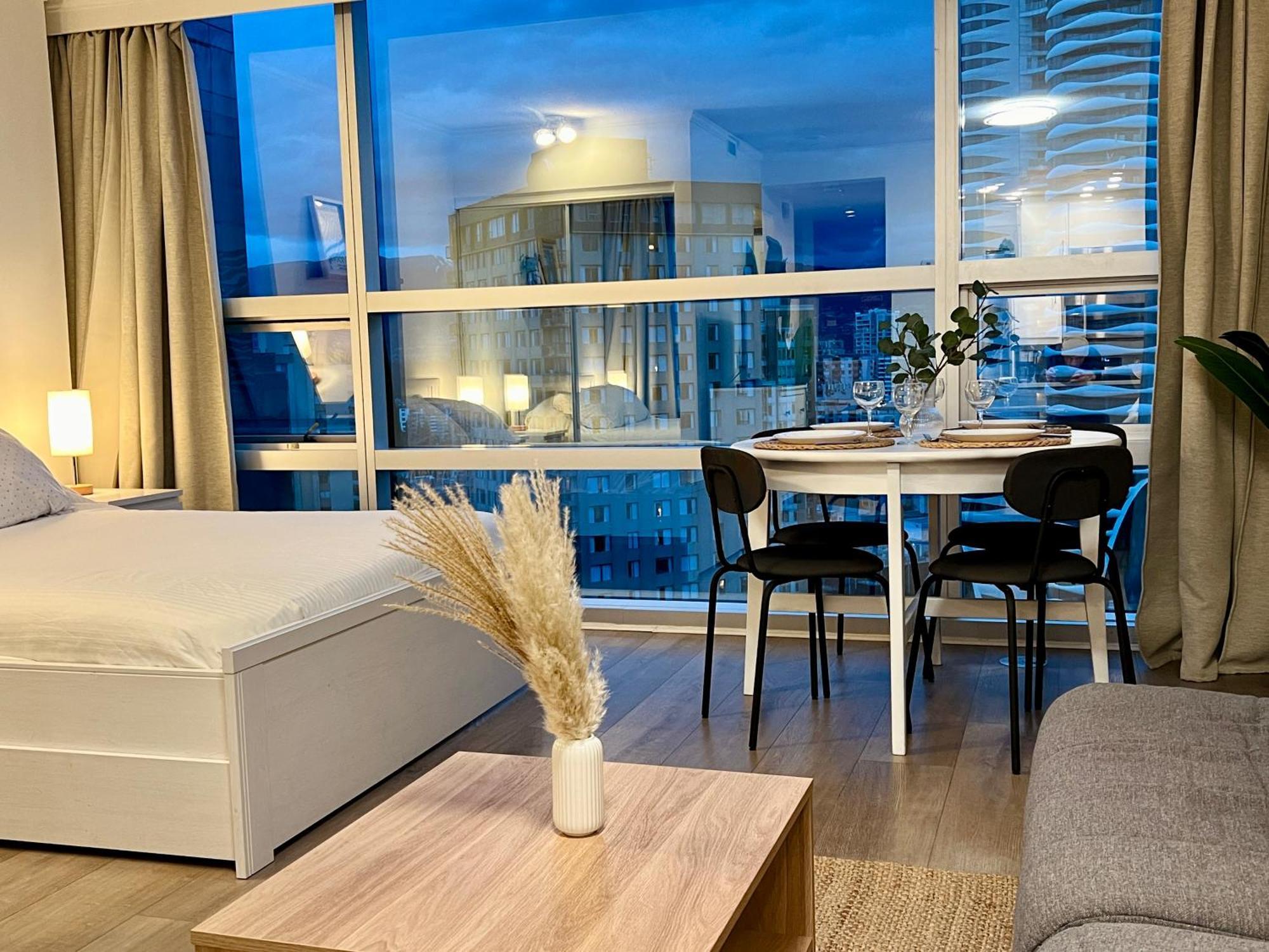 Stunning Skyline Views In A Cozy And Stylish Abode Lägenhet Vancouver Exteriör bild