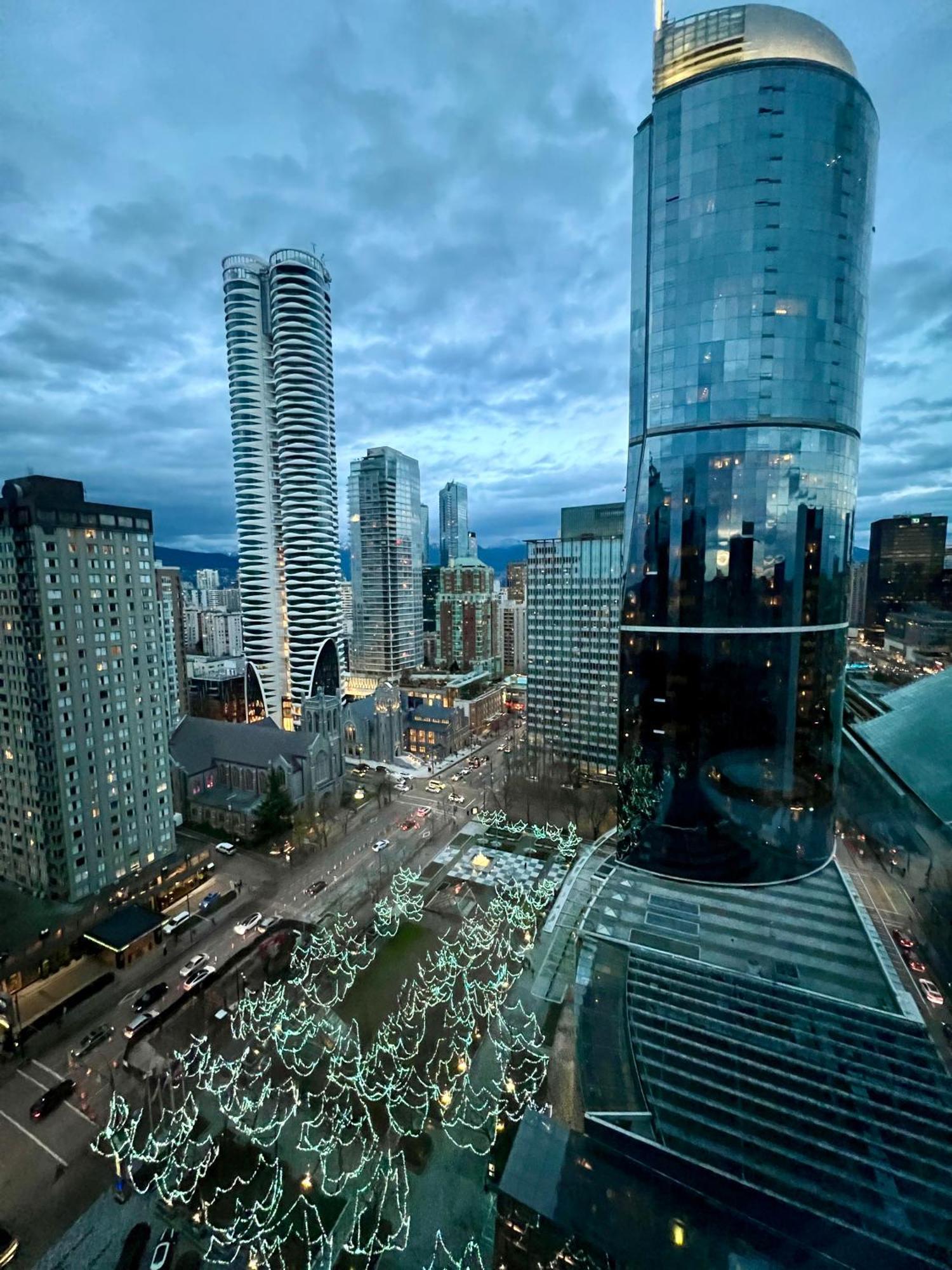 Stunning Skyline Views In A Cozy And Stylish Abode Lägenhet Vancouver Exteriör bild