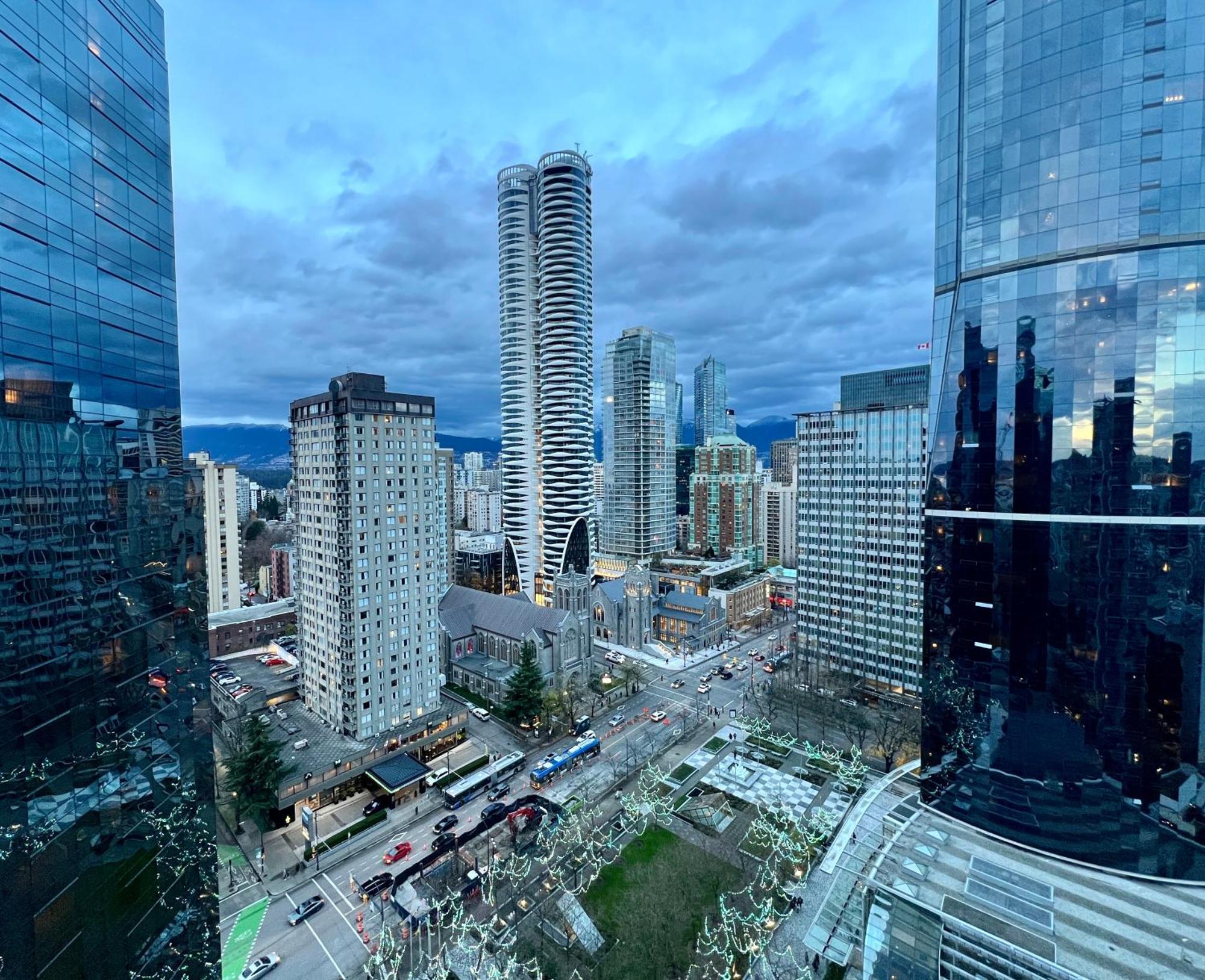 Stunning Skyline Views In A Cozy And Stylish Abode Lägenhet Vancouver Exteriör bild