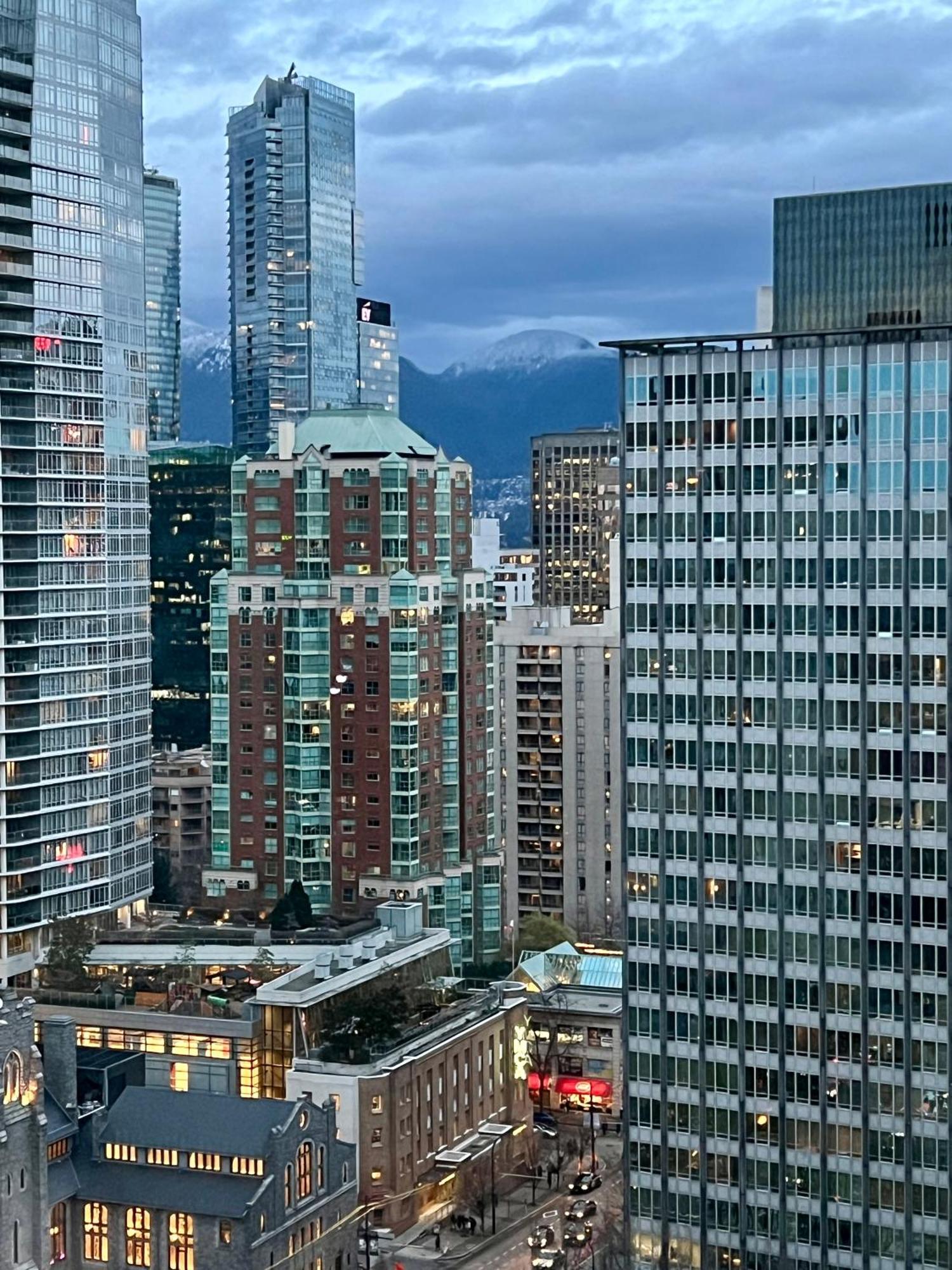 Stunning Skyline Views In A Cozy And Stylish Abode Lägenhet Vancouver Exteriör bild